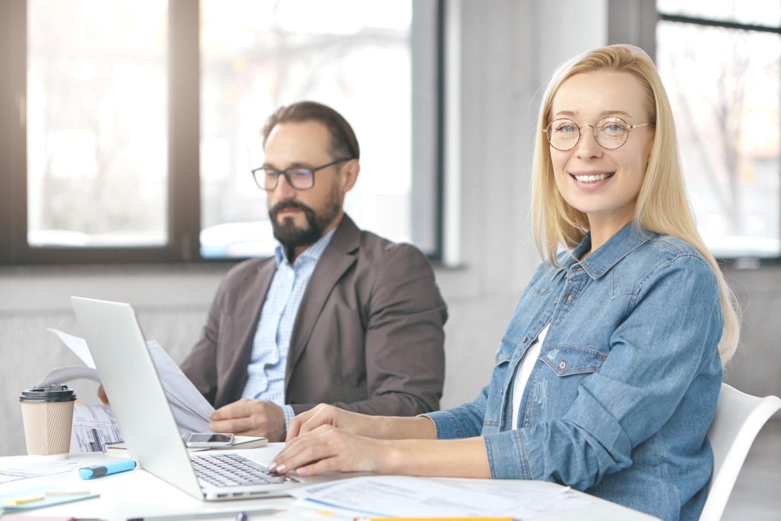 AI株価分析レポートを活用している投資家の様子