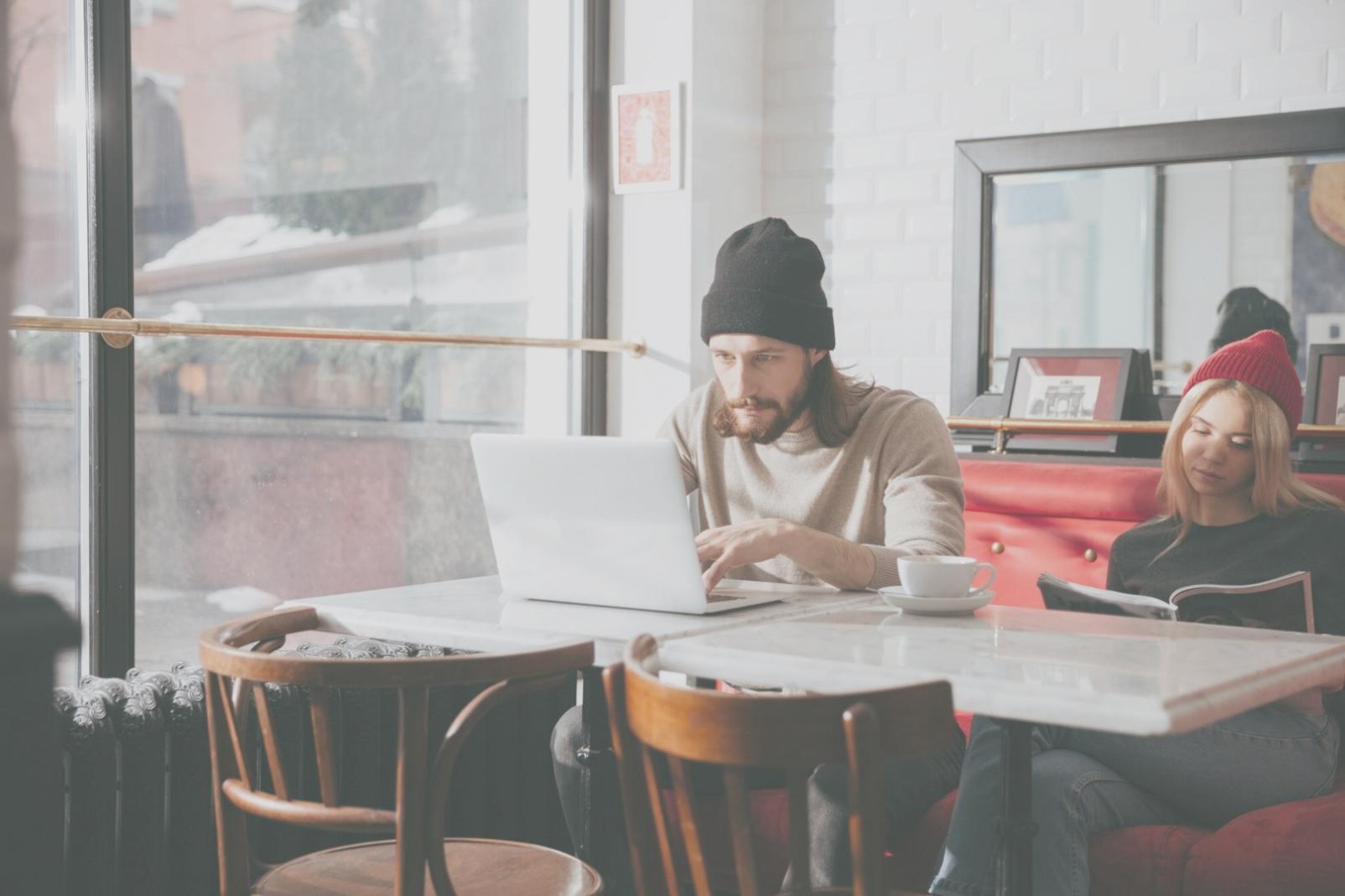 お客様との握手によるパートナーシップの象徴